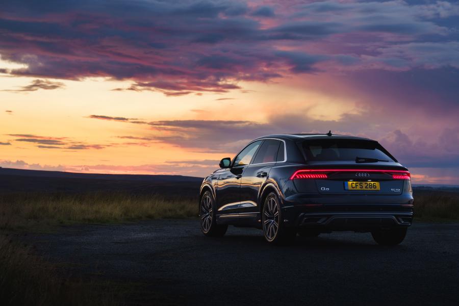  Audi Q8 50 TDI Quattro S-Line 2018 года  (UK) (фото 7 из 27)